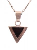 Ezüst (Ag) nyaklánc fekete köves háromszög medállal. Jelzett. 4,2 g