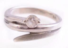 Ezüst (Ag) köves gyűrű, jelzett 2,8 g, m: 51