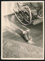cca 1932 Kinszki Imre (1901-1945) budapesti fotóművész hagyatékából, jelzés nélküli vintage fotó (Cipő és hintaszék), 5,8x4,3 cm