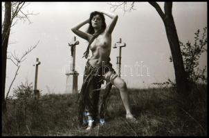 Szolidan erotikus felvételek, eltérő időpontokban készült 13 db vintage NEGATÍV, 24x36 mm