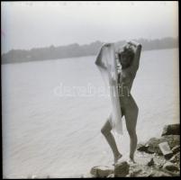 Fiatalok és csodaszépek - Menesdorfer Lajos (1941-2005) budapesti fotóművész hagyatékából, eltérő id...