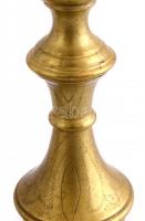Vésett réz gyertyatartók párban. Egyiken sérüléssel m: 28 cm