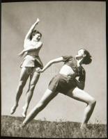 cca 1935 Mozgásművészeti kompozíció a szabadban, Szentpál Olga (1895-1968) mozgásművészeti csoportjának tagjai, 1 db NEGATÍV, 4,5x3,3 cm