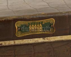 Krokodilbőrrel bevont kisméretű antik bőrönd oldalán szecessziós fém tábla, pécsi öt toronnyal  Szec...