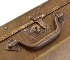 Krokodilbőrrel bevont kisméretű antik bőrönd oldalán szecessziós fém tábla, pécsi öt toronnyal  Szec...