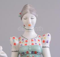 Hollóházi varrónő népviseletben, kézzel festett, jelzett, kis kopással, m: 24 cm