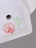 Hollóházi varrónő népviseletben, kézzel festett, jelzett, kis kopással, m: 24 cm