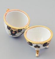 Porcelán tojás, matricás, jelzetlen, kopásokkal, m: 10,5 cm