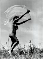 cca 1986 Menesdorfer Lajos (1941-2005) budapesti fotóművész hagyatékából, pecséttel jelzett vintage fotóművészeti alkotás (Lenge lány), 40x29 cm