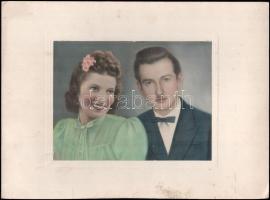 cca 1948 Kézzel színezett vintage műtermi fotó, jelzés nélkül, 17,4x23,2 cm, karton 28,8x39,4 cm