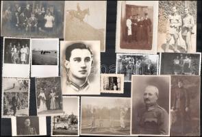 cca 1917-1945 Vegyes katonai fotó tétel, 17 db, portrék, életképek, katona kitüntetésekkel stb., néhány a hátoldalán feliratozva
