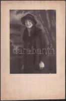 1918 Roth Panni fényképész aláírásával jelzett vintage műtermi fotó, 22,8x16,8 cm