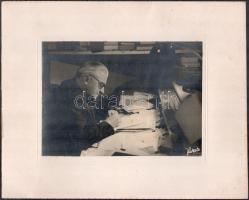 cca 1960 Budapest, Fekete György (1904-1990) budapesti fényképész hagyatékából vintage fotó, 16,8x23,2 cm, karton 28,8x35,8 cm