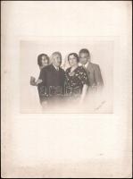 cca 1935 Szeged, B. Gömöri Sári aláírásával, vintage műtermi fotó, 16,4x21 cm, karton 39,8x29,7 cm