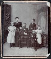 cca 1880 Családi fotó, jelzés nélkül, kasírozva, 33x28,5 cm