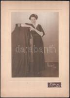 cca 1928 Heksch Éva feliratú, modern műtermi fotó, DElse cégjelzéssel, 23x16,8 cm, karton (sarkán törésnyom) 33,5x24,2 cm