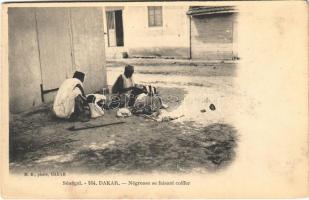 Dakar, Négresse se faisant coiffer / African folklore (non PC) (fl)