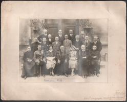 1933 Esztergom, Dezső nagyapa az osztálytársaival, feliratozott vintage fotó, 15,2x21,5 cm, karton (sérülésekkel) 24x30,4 cm