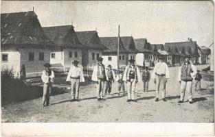 1919 Vázsec, Vazec (Magas Tátra, Vysoké Tatry); utca, folklór / street, folklore. Fotograf. a nakl. Dr. Sixta
