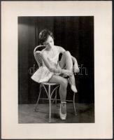 cca 1950 Fellépés előtt, vintage fotó - jelzés nélkül - Harmath Istvánné hagyatékából, 23x16,2 cm, karton 29,6x24 cm