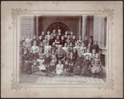 cca 1905 Miskolc, iskolai csoportkép, hátoldalán a nevek felsorolásával, Stern S. pecsétjével jelzett vintage fotó, 15,5x20,5 cm, karton (sérüléssel) 22x27,8 cm