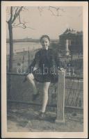 cca 1950-1960 Kislányról fotó, budapesti Szent Gellért tér a a szovjet emlékművel a háttérben, 14x9 cm