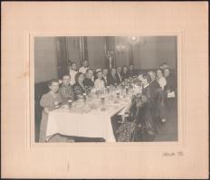 cca 1927 Schäffer Gy. fényképész riport felvétele egy társasági vacsoráról, ahol mindenki sörözik, 17x22,8 cm, karton (sarkán törés) 28,3x33,1 cm