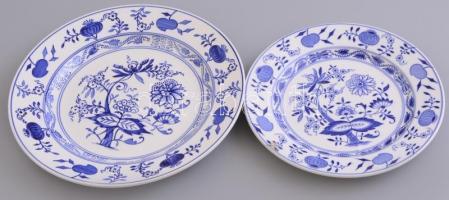 Villeroy & Boch két db hagymamintás tányér. Jelzett, kis kopással d: 19,5 cm, 23,5 cm