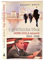 Baranyi Mária: Egy előszoba titkai. Horn Gyula közelről 1994-1998. Bp.,2010, Athenaeum. Kiadói kartonált papírkötés, kiadói papír védőborítóban.