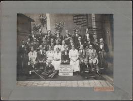 cca 1922 Az első budapesti Munkászene Egyesület 2. hangversenyének résztvevői, a vintage csoportképet Reich fényképész készítette, 18,2x24,1 cm, karton (sarka törött) 24,6x32,6 cm