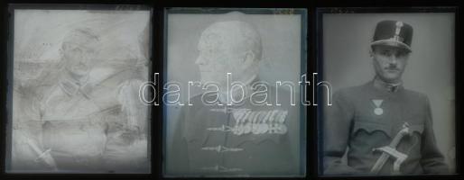 cca 1944 és 1948 között Kiskunfélegyházán, a Marika-fotóműteremben készült felvételek katonákról (kitüntetésekkel és/vagy kézi fegyverrel és/vagy családtagokkal), 15 db vintage üveglemez negatív, 9x12 cm és 6x9 cm