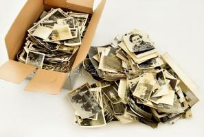 cca 1900 és 1970 között készült 1001 db vintage fotó, minden tekintetben (téma, minőség, méret, helyszín, jelzettség, stb.) vegyes tételben, sokféle forrásból merítve, 18x24 cm és 3x3 cm között