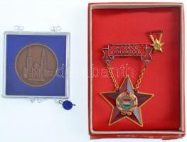 ~1970. Kiváló Dolgozó zománcozott fém kitüntetés, tokban + DN Szeged Br emlékérem plombált tokban T:2