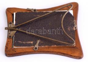 cca 1910 Gyöngyház fénykép keret. 9x6 cm-es képekhez kopott Abbazia felirattal. Külső méret 12x10 cm