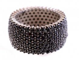 Ezüst(Ag) fekete köves gyűrű, jelzett, méret: 50, bruttó: 6,59 g