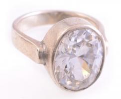 Ezüst(Ag) gyűrű ovális kővel, jelzett, méret: 53, bruttó: 7,45 g