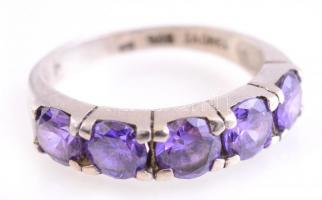 Ezüst(Ag) gyűrű, lila kövekkel, jelzett, méret: 56, bruttó: 3,2 g