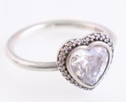 Ezüst(Ag) szívecskés gyűrű, kővel, Pandora jelzéssel, bruttó: 2,8 g