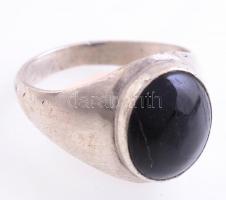 Ezüst(Ag) gyűrű, ovális fekete kővel, jelzés nélkül, méret: 60, bruttó: 7,49 g