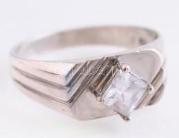 Ezüst(Ag) gyűrű, szögletes kővel, jelzett, méret: 62, bruttó: 3,61 g