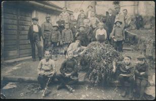 I. világháborús fotólap katonával és gyermek munkásokkal hajtásnyommal