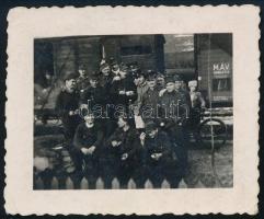cca 1940 II. világháborús vasutasok katonák csoportképe 6,5x5 cm