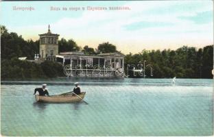 Petergof, Peterhof, Petrodvorets (Saint Petersburg); Vue sur le lac et le pavillon impérial / lake, rowing boat, mariners, royal pavilion (fl)