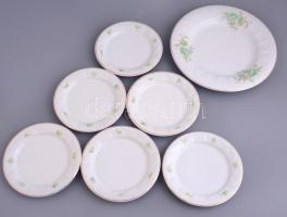 Hollóházi porcelán süteményes tál és 6 db tányér, jelzett, matricás, kis kopásokkal, d: 9 cm, 30 cm