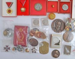 Kis doboznyi vegyes emlékérem, sportérem, jelvény, kitüntetés, főleg a szocialista időszakból, közte...