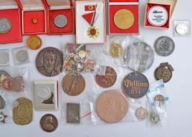 Kis doboznyi vegyes emlékérem, sportérem, jelvény, kitüntetés, főleg a szocialista időszakból, közte...