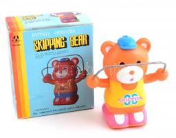 Skipping Bear, elemes, műanyag ugrálókötelező maci-figura, eredeti dobozában, nem kipróbált, elem nélkül, m: 13 cm