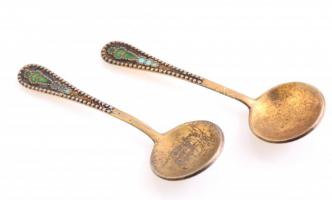 Aranyozott ezüst(Ag) fűszeres kanál, zománc díszítéssel, 2 db, jelzett (orosz fémjel), h: 5,2 cm, bruttó: 6,46 g