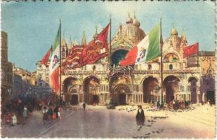 Venezia, Venice; Piazza e Chiesa San Marco / St. Marks Square and Church, Italian flag (EK)