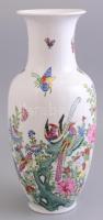 Kínai pillangós porcelán váza, kézzel festett, jelzett, kis kopásnyomokkal, m: 34 cm